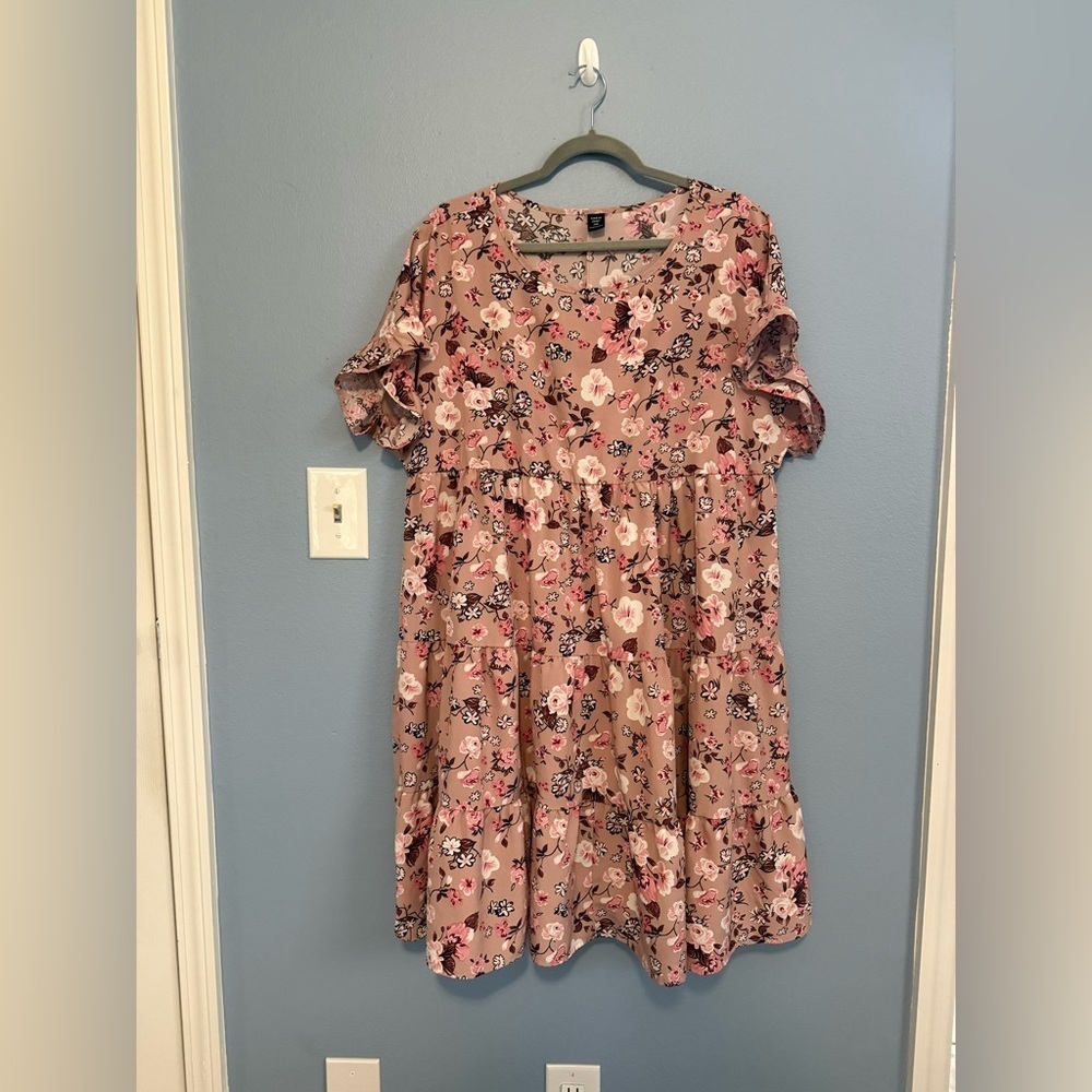Bohemian -style round-neck floral dress with a tiered hem plus-size 1x